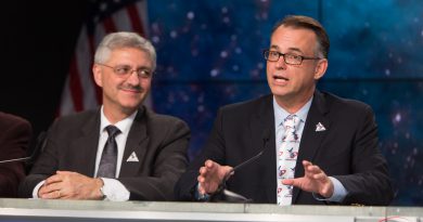 Geoffrey Yoder and Dante Lauretta discussing the OSIRIS-REx mission