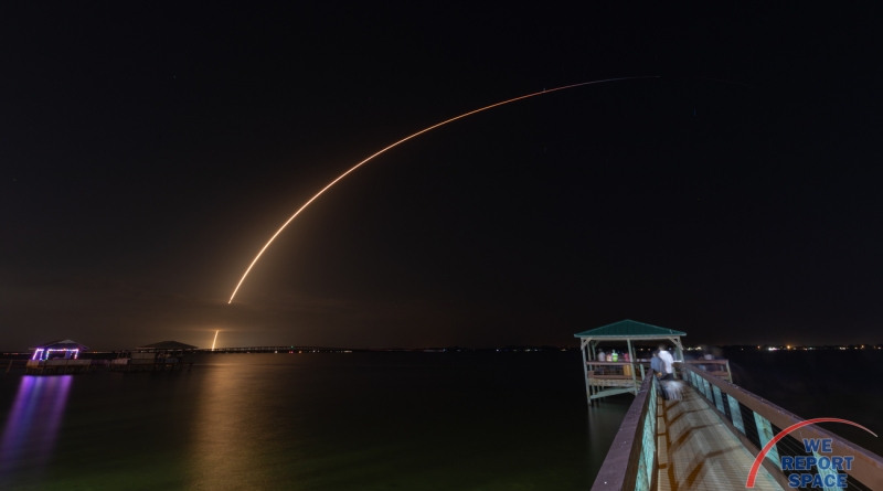 SpaceX's Falcon 9 rocket streaks across Florida skies, carrying  JCSAT-18 and Kacific-1to orbit above the earth.  Photo credit: Michael Seeley / We Report Space