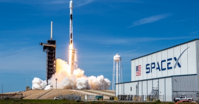 SpaceX's Falcon 9 rocket lifts off from Kennedy Space Center's Launch Complex 39A, bearing the Starlink-6 mission to orbit.