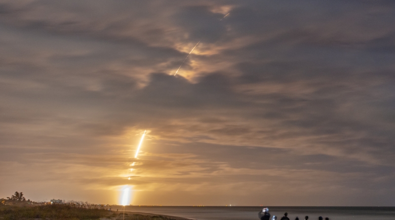 Overcast skies don't dissuade a crowd of spectators from gathering on the beach to watch SpaceX's sixteenth Starlink launch.  Photo credit: Michael Seeley / We Report Space